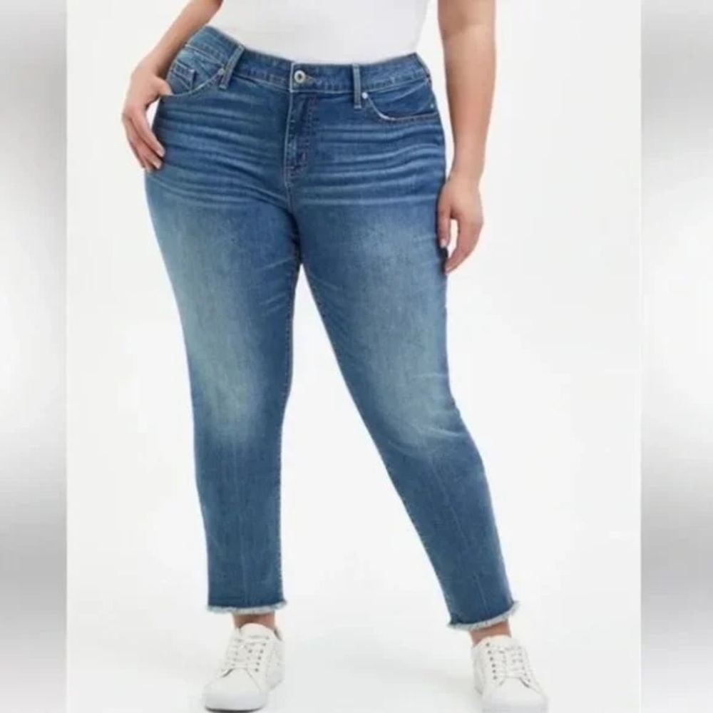 Torrid women’s Medium Wash casual Crop Boyfriend fit denim raw Hem Jeans in 24